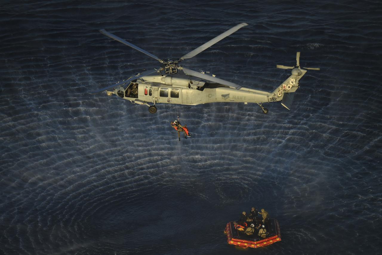 Entrenamiento de recuperación de la tripulación en el mar