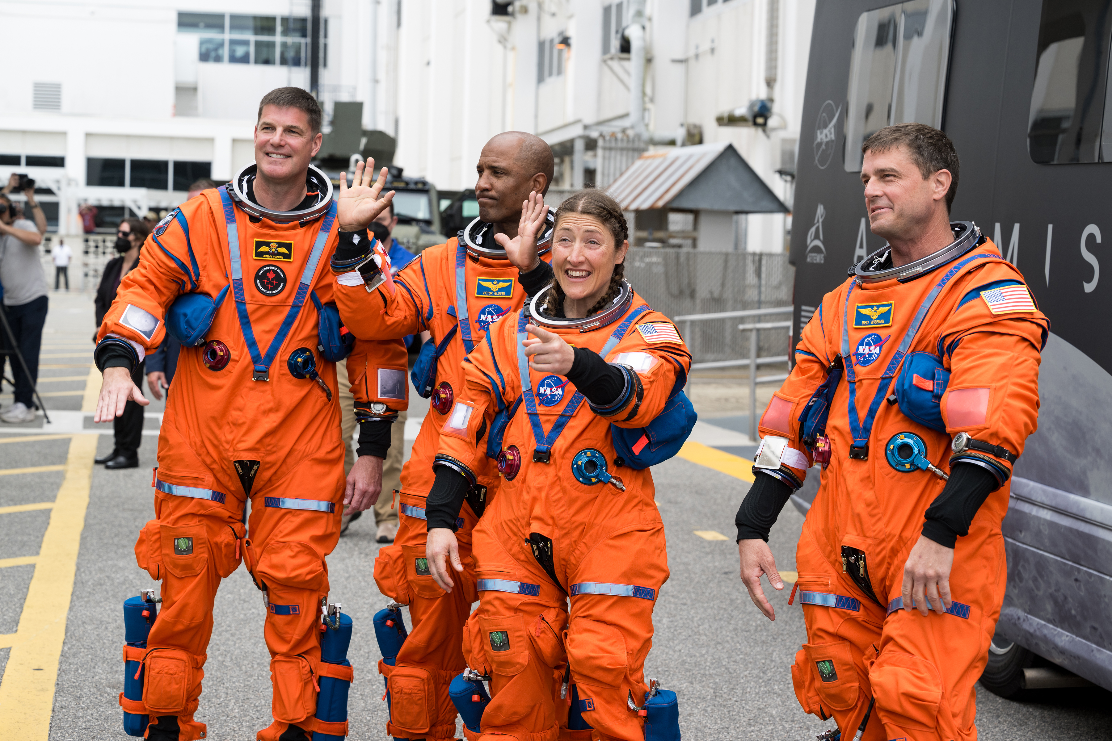 Tripulación de Artemis II antes del lanzamiento, con los X-33 visibles sobre los puños de Victor Glover y Reid Wiseman