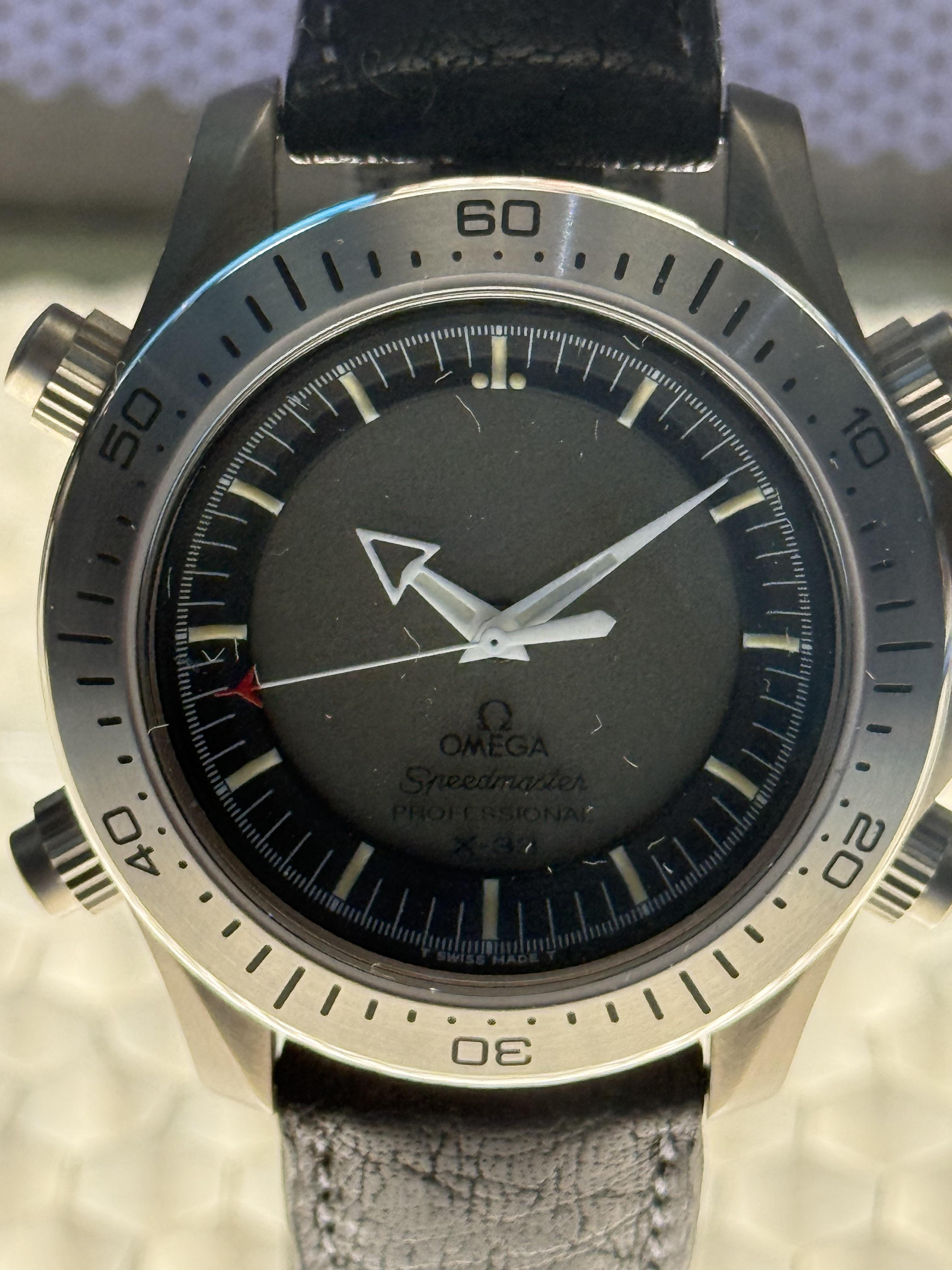Primer plano del Omega Speedmaster Professional X-33 expuesto en Space Center Houston