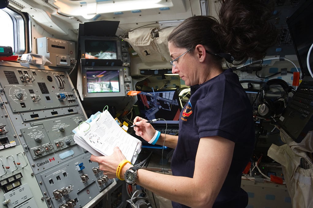 Misión STS-133, astronauta Nicole Stott